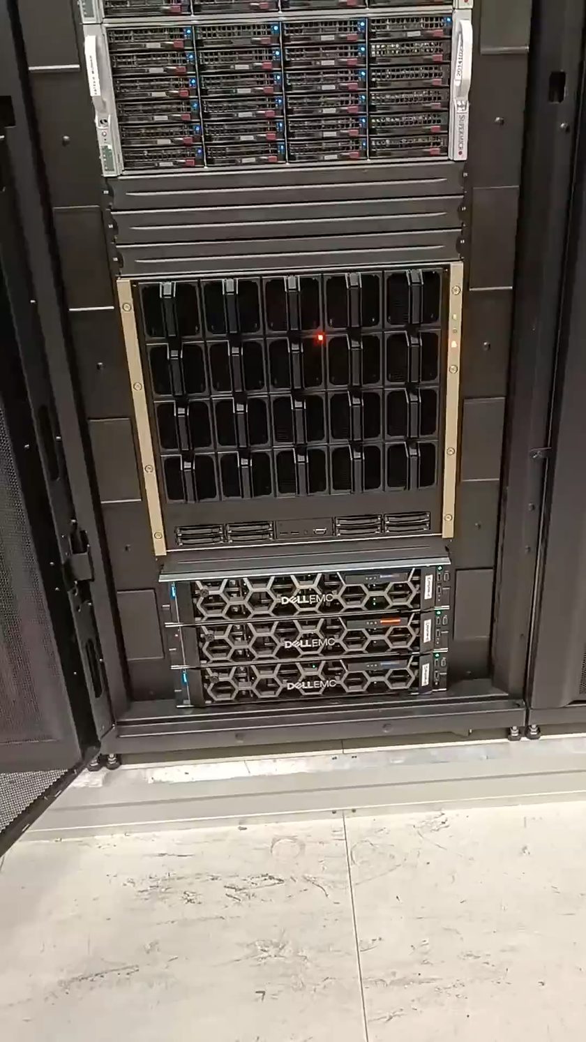 Open rack met storagetrays en computenodes, halverwege installatie in een datacenter.